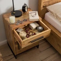 Ars manufacti Nachtkommode Woodson I - Akazie massiv / Metall - Akazie Hellbraun -Schlafzimmer Verkaufe DE 1000339809 220311 023 MOOD DETAILS P000000001000339809 mood